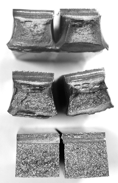 Образцы после испытаний. Сверху — вязкое разрушение, по середине — смешанное разрушение, внизу — хрупкое разрушение (без следов пластической деформации)